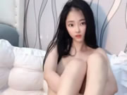 Gadis murni Asia masturbasi dengan mentimun